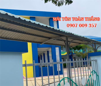 Mái hiên che sân trước bằng tôn quận 6